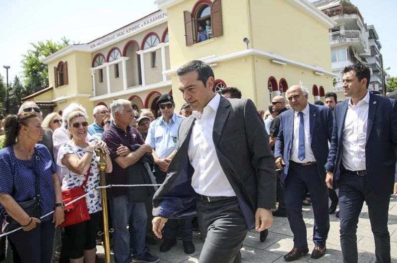 Άγρια «γιούχα» σε Τσίπρα στη Θεσσαλονίκη: «Είσαι ψεύτης, μου έκοψες την σύνταξη» – Δείτε βίντεο